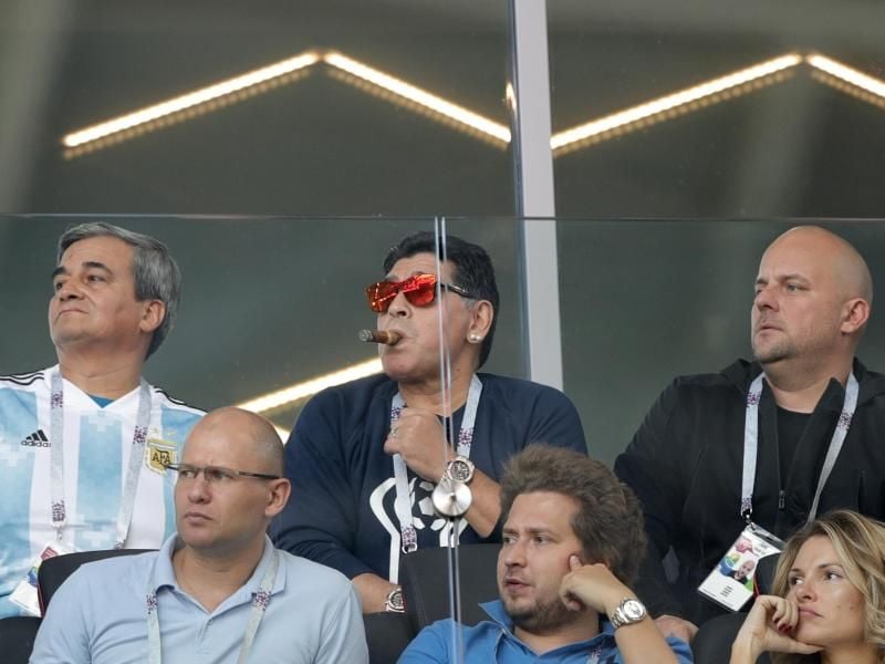 Diego Maradona (M) schaute sich den WM-Auftakt der Argentinier live im Stadion an. Foto: Ricardo Mazalan/AP