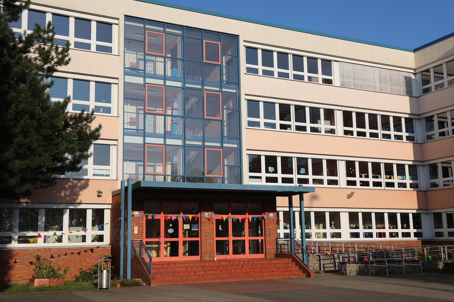 Der Eingangsbereich der Rostocker Grundschule, an der eine sieben Jahre alte Schülerin einer Lehrerin in den Arm gebissen hat.