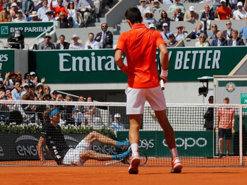 Alexander Zverev (l) hatte im Halbfinale gegen Novak Djokovic keine Chance. Foto: Michel Euler/AP
