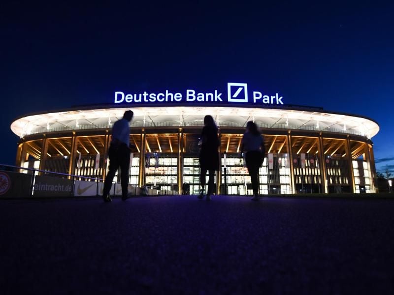 Eintracht Frankfurt darf den Saisonauftakt in der Bundesliga gegen Arminia Bielefeld vor 6500 Zuschauern bestreiten. Foto: Arne Dedert/dpa/Archivbild