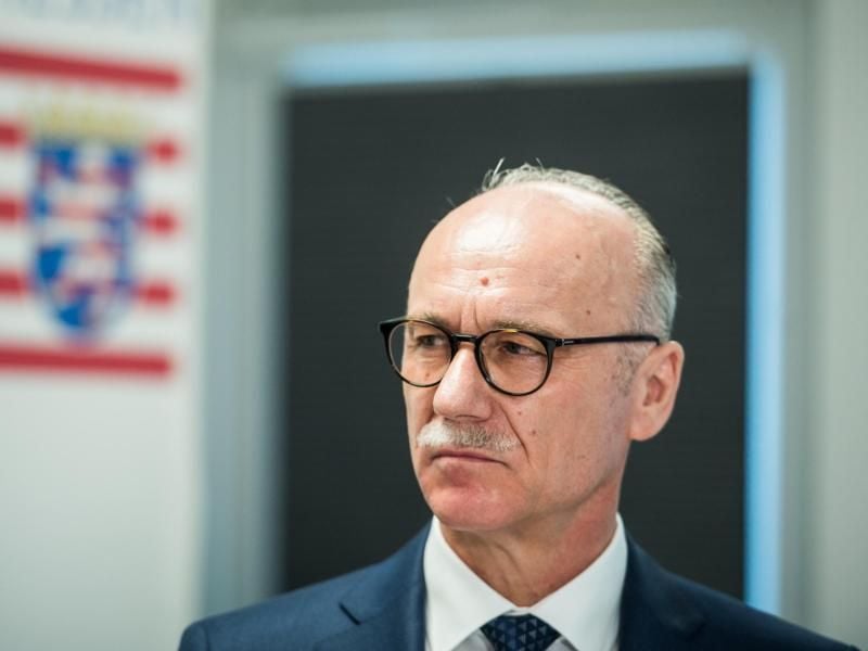 Robert Schäfer, Präsident des Landesamtes für Verfassungsschutz von Hessen, steht neben dem Hessenlogo. Foto: Andreas Arnold/Archivbild