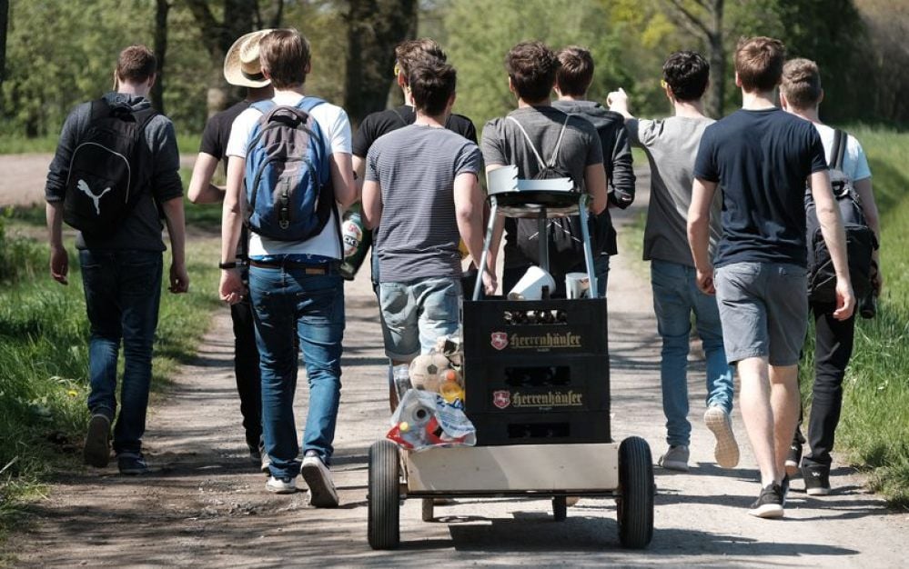 Bollerwagen und Bier - so feiern Männer hierzulande.