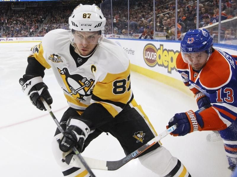 NHL-Star Sidney Crosby von den Pittsburgh Penguins (l) wird nicht im Südkorea spielen. Foto: Jason Franson