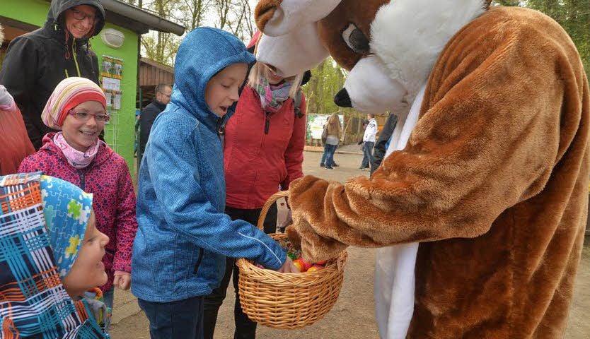 Am Eingang begrüßte zunächst ein Osterhase die Kinder.