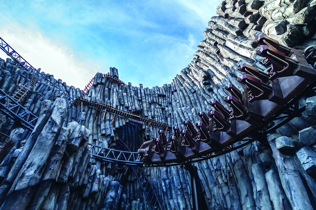 Die Achterbahn „Taron“ im Phantasialand - hier auf einer Leerfahrt.
