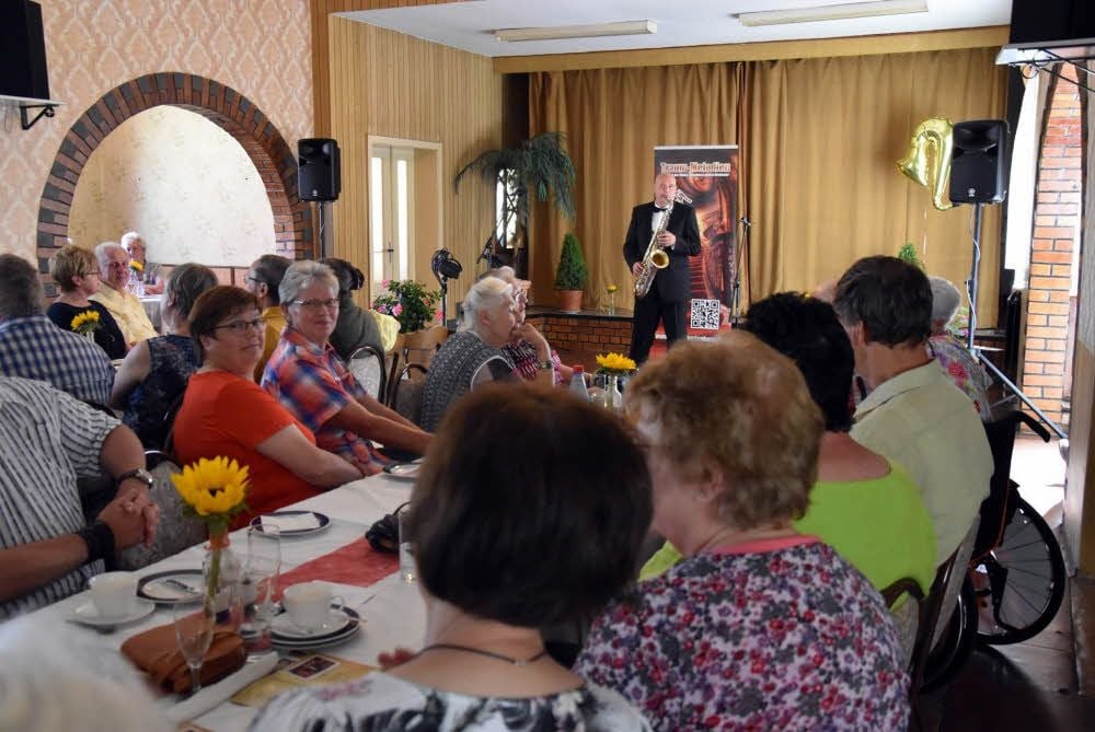 Der Musiker Chris Vandenberg unterhielt bei einer öffentlichen Geburtstagsfeier in Klöden etwa 100 Gäste mit Swingmelodien und Volksliedern.