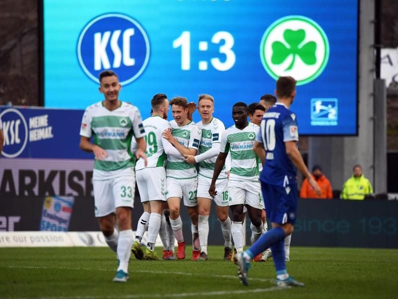 Die Fürther jubeln nach dem zwischenzeitlichen 3:1. Foto: Uli Deck/dpa