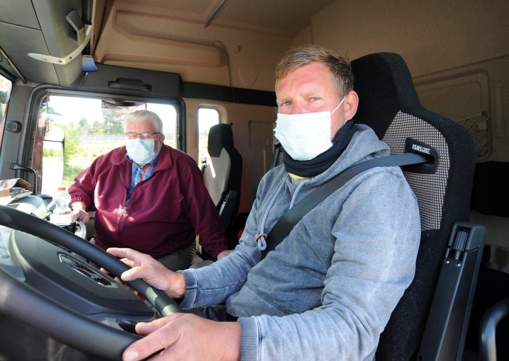 Mit Maske ins Führerhaus des Trucks: Tino Kettner, der seine Lkw-Ausbildung absolviert, mit Fahrlehrer Günter Dose (l.).