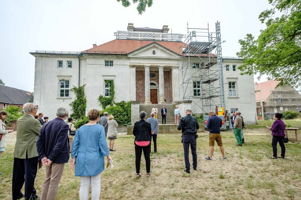 Herrenhaus, Fürstliche Domäne Wörlitz: Die Eigentümer Sven Kielgas und Falk Morten v. Oeynhausen bitten zur Eröffnung des Treppenhauses.