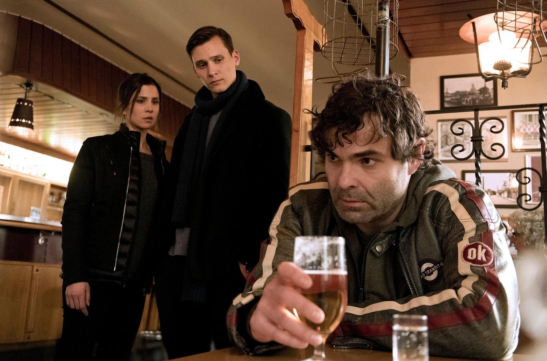 Die Kommissare Nora Dalay (Aylin Tezel) und Jan Pawlak (Rick Okon, M) mit dem ehemaligen Bergmann Stefan Kropp (Andreas Döhler) in einer Szene des „Tatort: Zorn“ (undatierte Filmszene).