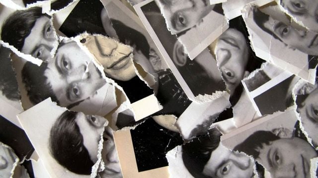 Zerrissene Passfotos von Aleksander Radler aus seiner rekonstruierten Stasi-Akte.