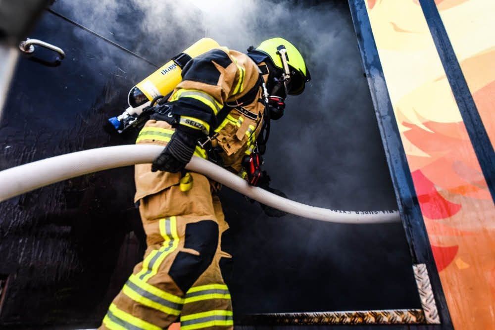In einem speziellen Brandcontainer haben die Kameraden der Werkfeuerwehr Leuna in dieser Woche für den Ernstfall geprobt.