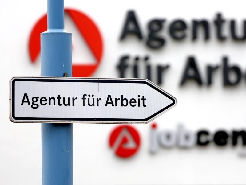 Ein Schild weist den Weg zur Agentur für Arbeit und das Jobcenter. Foto: Jan Woitas/Archiv