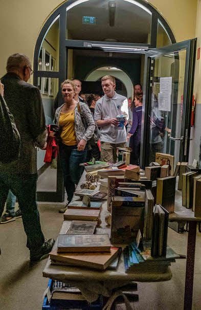 Auch in Zeiten elektronischer Medien: Bücher spielen eine Rolle.