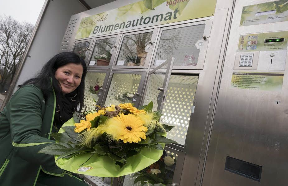 Floristin Jenny Wolfram bestückt den Automat mit einem wunderbaren Gesteck.