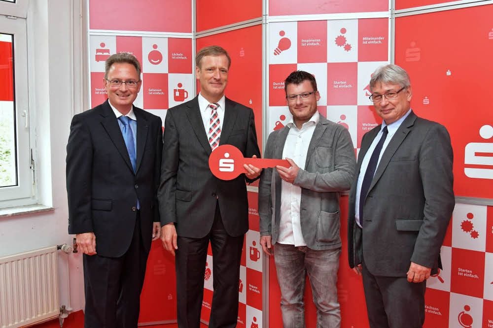 Frank Brakelmann, Konrad Dormeier, Sven Volkmer und Peter Kuras (v.li.) bei der Schlüsselübergabe für das neue Beratungszentrum der Sparkasse