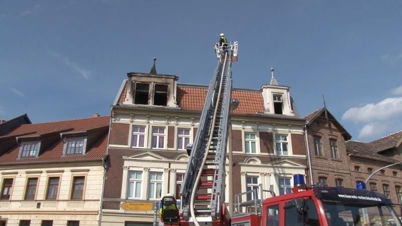 Der Dachstuhl eines Hause in Oschersleben ist am Sonnabend ausgebrannt.