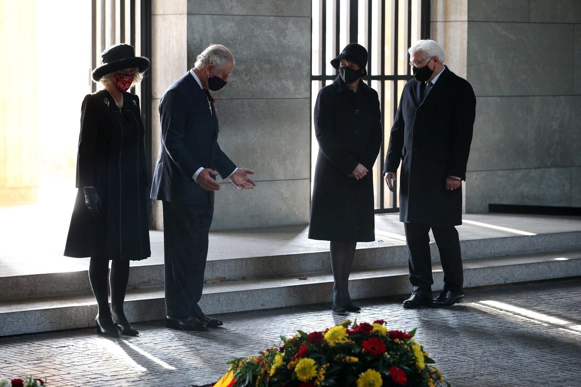 Prinz Charles (2.v.l.), seine Ehefrau Camilla (l), Bundespräsident Frank-Walter Steinmeier und seiner Frau Elke Büdenbender stehen bei einer Kranzniederlegung zum Volkstrauertag in die Neue Wache.