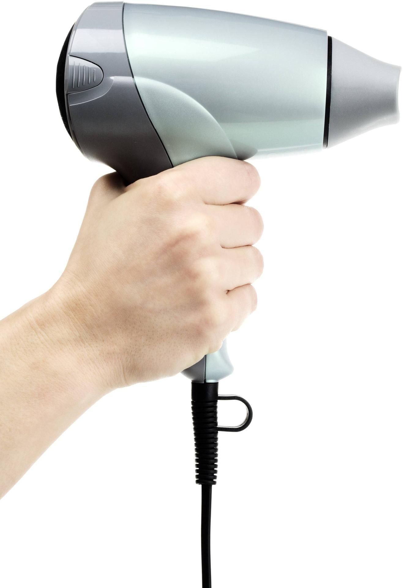 In Darmstadt soll ein Sohn seine Mutter getötet haben. Er soll einen Haartrockner in die Badewanne geworfen haben. (Symbolfoto)