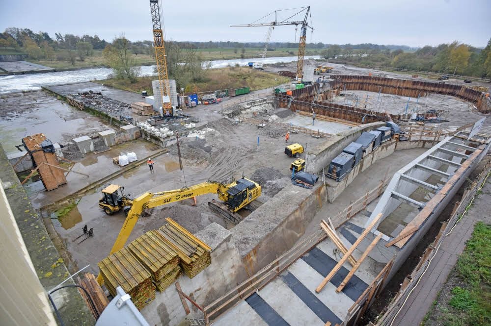 Die Baustelle für das Wasserkraftwerk am Muldestausee ist so groß wie eineinhalb Fußballfelder.