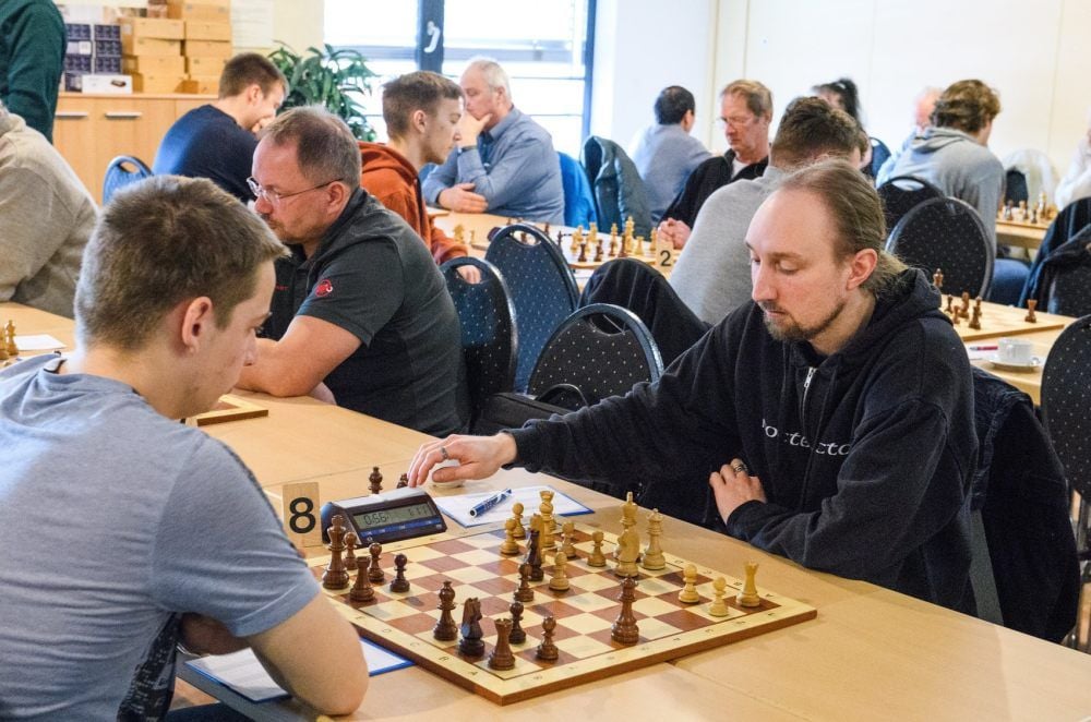 Vinzenz Mehner (r.) besiegt den Granschützer Axel Kuhn und feiert mit der zweiten Mannschaft der Naumburger einen 4,5:3,5-Heimerfolg. Damit liegen die Domstädter vier Punkte vor der Landesliga-B-Abstiegszone.