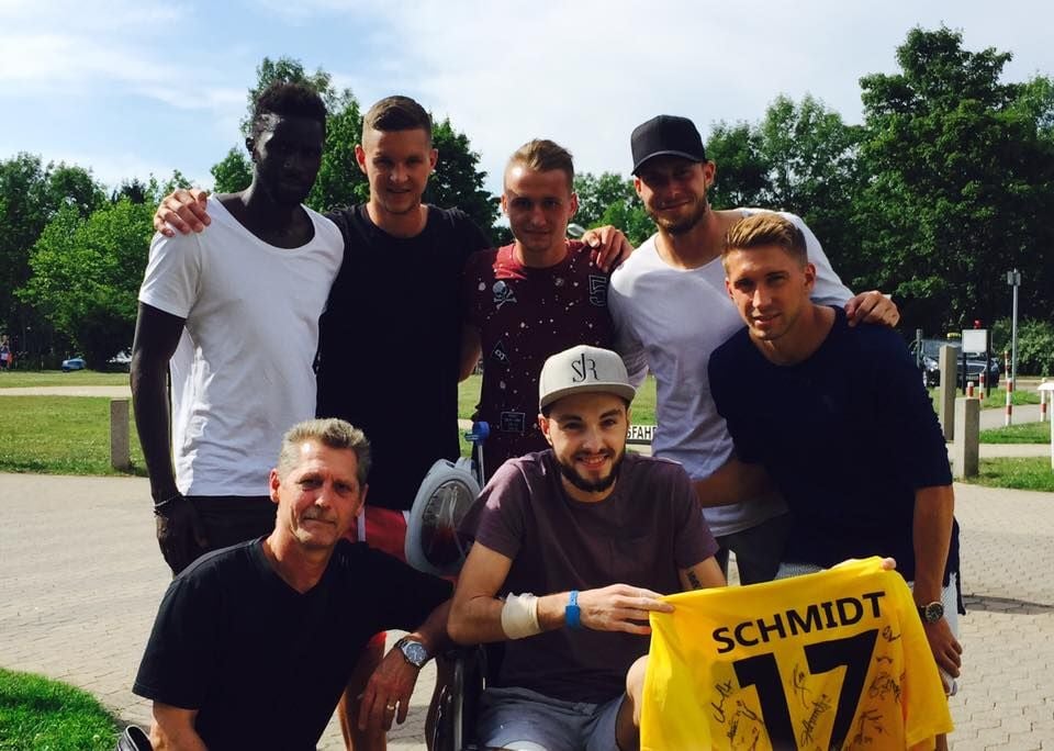 Stefan Schmidt umringt von seinen Teamkameraden.