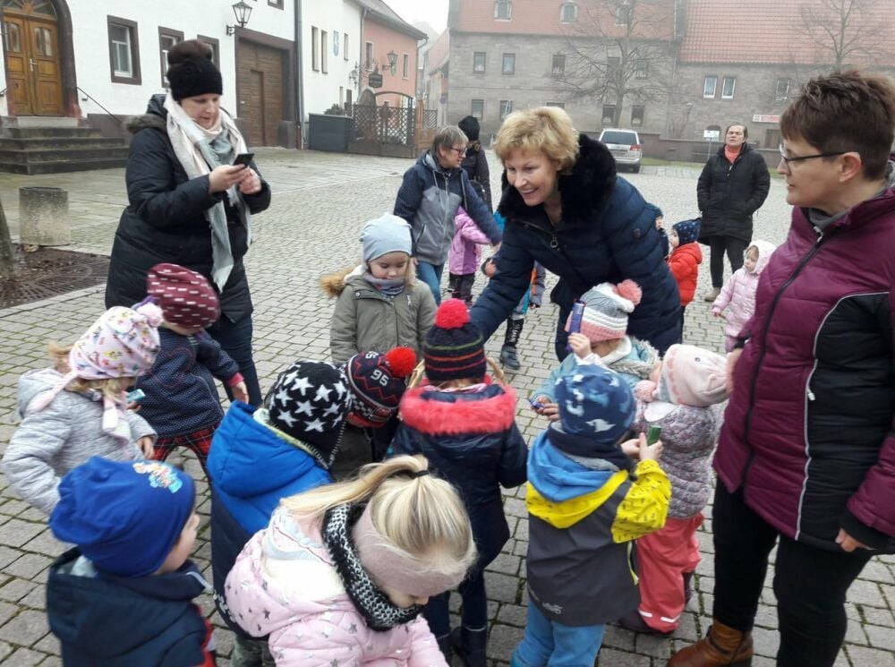 Christine Nitzschker, Mitarbeiterin der Stadt Nebra, belohnt die Mädchen und Jungen mit Süßigkeiten für das Schmücken der Weihnachtstanne.