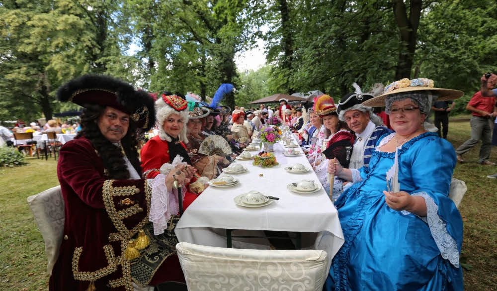 Die höfische Gesellschaft mit Reichsgraf von Wackerbarth (l.) und Gemahlin hatte ebenso wie Gastgeber Baron von Ende eine Festtafel. Doch auch fürs Volk gab’s Porzellangeschirr.