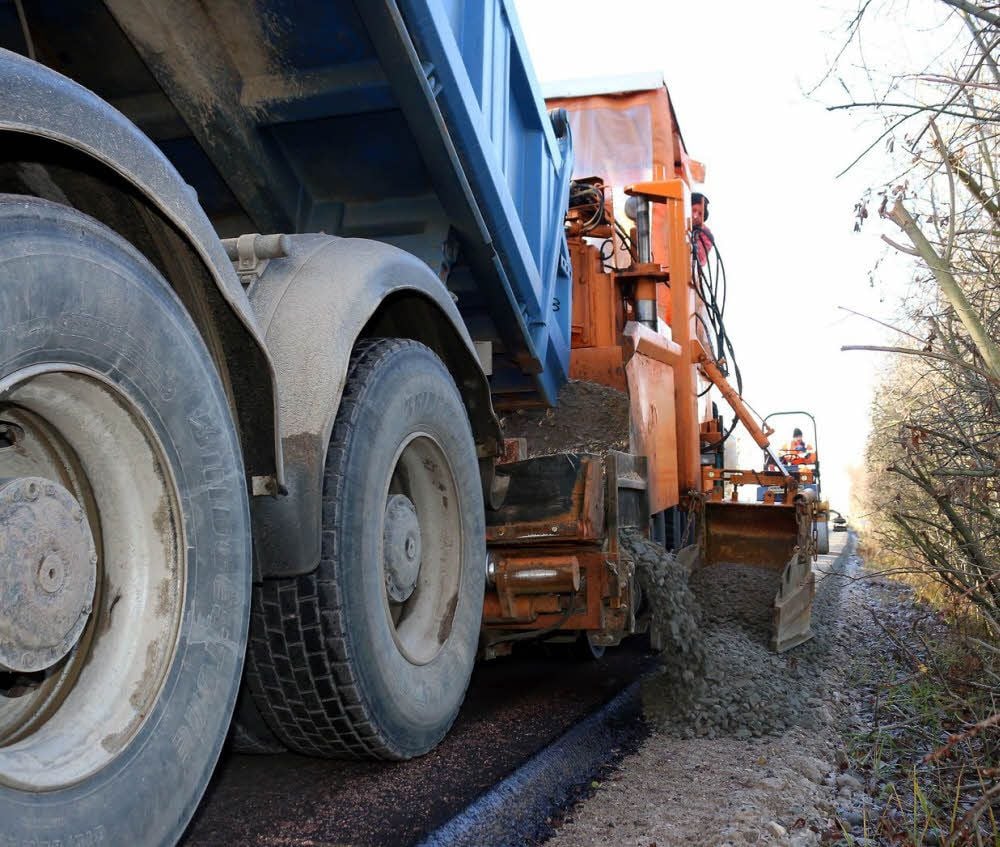 Derzeit wird auf dem Weg die Schwarzdecke aufgebracht.