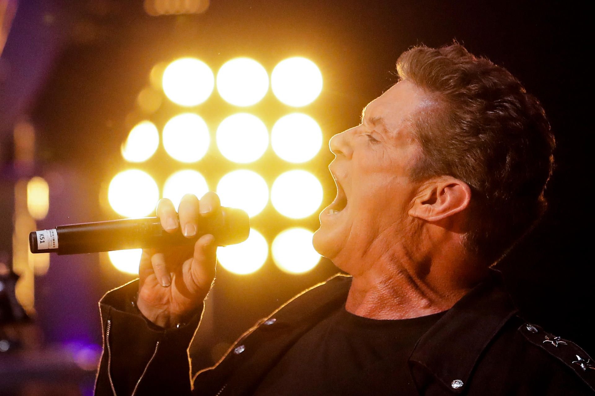 David Hasselhoff singt beim Auftakt seiner Deutschlandtournee auf der Bühne im Friedrichstadt-Palast.