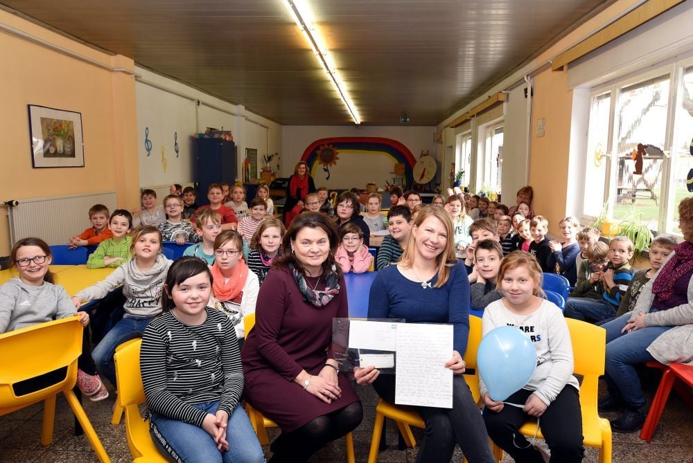 Die Grundschule Edderitz feierte im vergangenen Jahr ihr 70-jähriges Bestehen. Monique Breitbach aus Potsdam (2. von rechts) fand einen der Luftballons, welche die Schüler anlässlich der Feier hatten steigen lassen. Die Schülerzahlen auch in Edderitz bereiten der Stadtverwaltung Kopfzerbrechen. Mindestens 60 Kinder pro Schule sollten es sein.