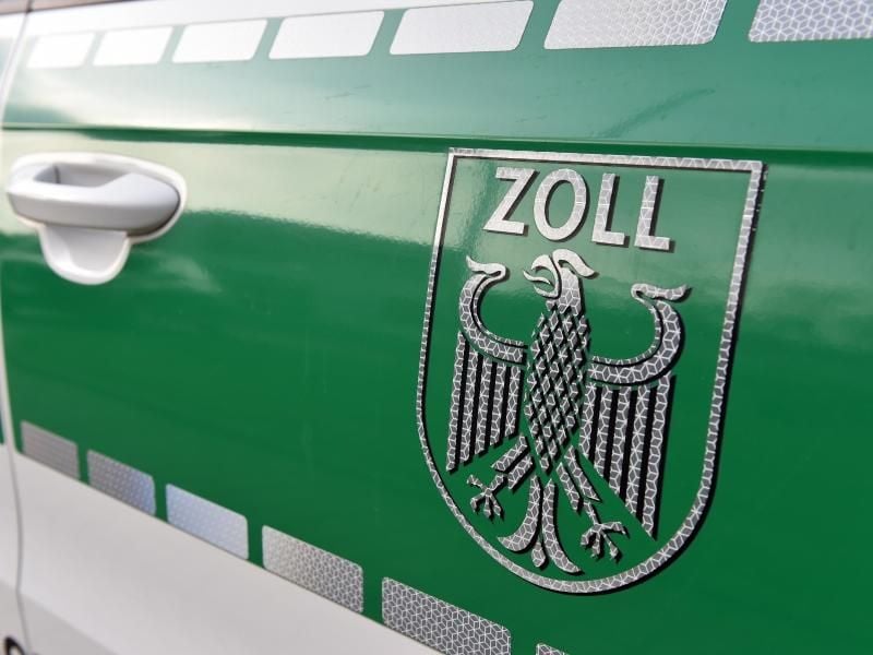 Das Wappen des Zolls ist auf einem Fahrzeug zu sehen. Foto: Caroline Seidel/dpa/Archivbild