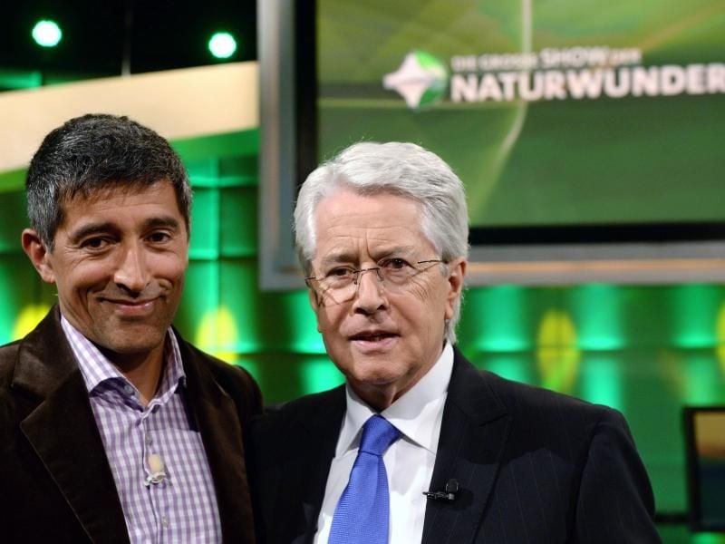 Die Moderatoren Ranga Yogeshwar (l) und Frank Elstner leiten durch „Die große Show der Naturwunder”. Foto: Patrick Seeger