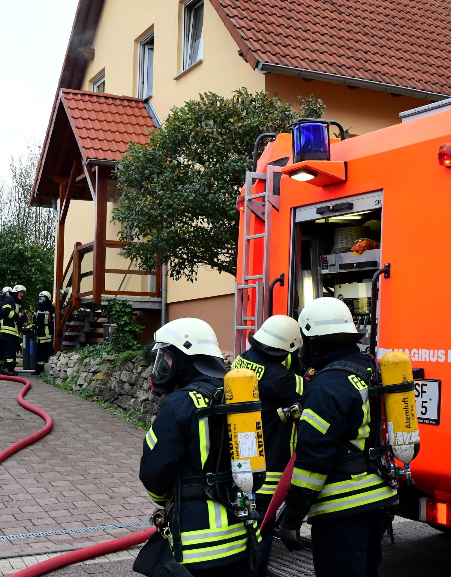 Feuerwehrmänner beim Einsatz am Dienstag in Weißenfels.
