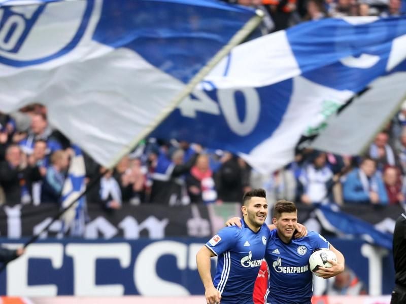 Der Schalker Torschütze Klaas Jan Huntelaar (r) jubelt mit Sead Kolasinac über den Treffer zum 1:1 gegen Leipzig. Foto: Ina Fassbender