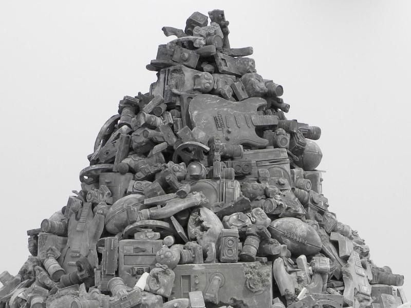 Die Skulptur „Welcome to the future” von Daniel Arsham. Foto: Johannes Schmitt-Tegge