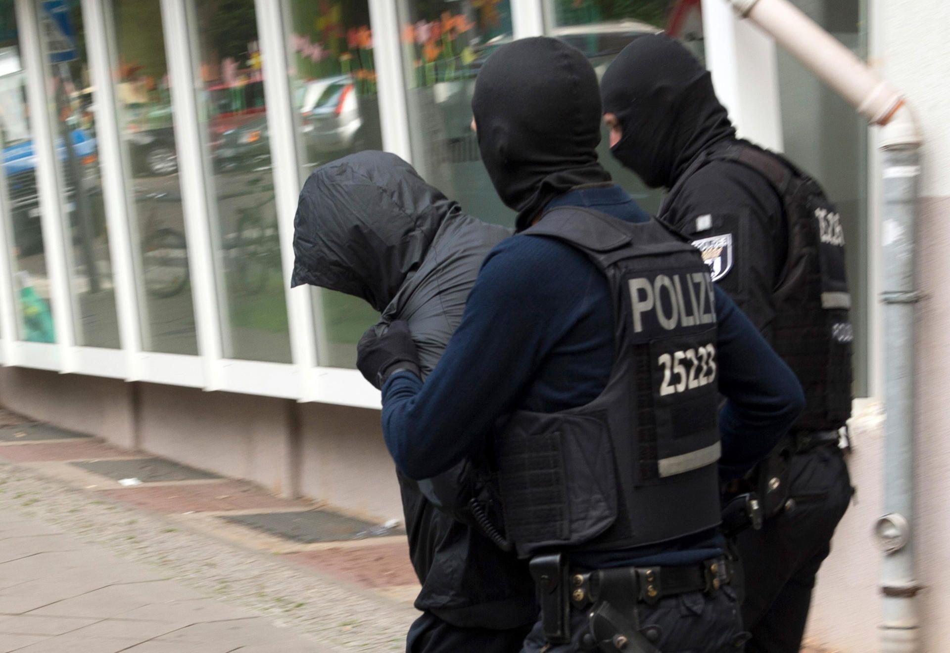 Polizeibeamte führen einen der Tatverdächtigen im Zusammenhang mit dem spektakulären Goldmünz-Raub in Berlin ab.