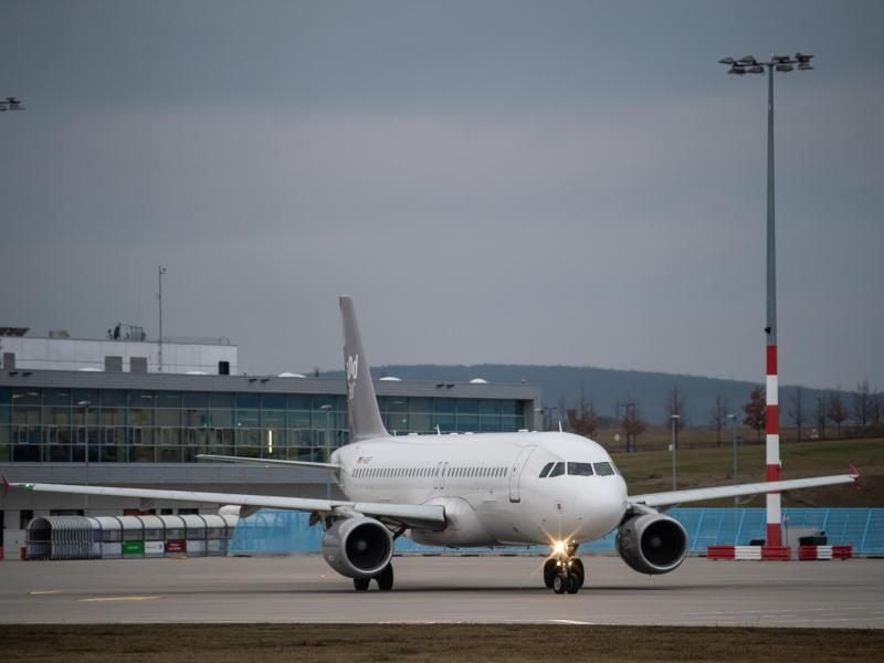 Ein Airbus A320 der Charter-Fluggesellschaft Sundair steht auf dem Vorfeld am Flughafenterminal des Kassel Airport. Foto: Swen Pförtner/dpa/Archivbild