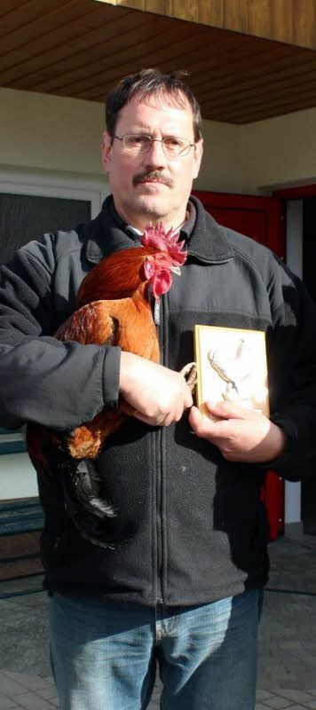 Holger Möbius aus Gadegast holte sich mit „Krummzeh“beim Hähnekrähen in Naundorf den Sieg.