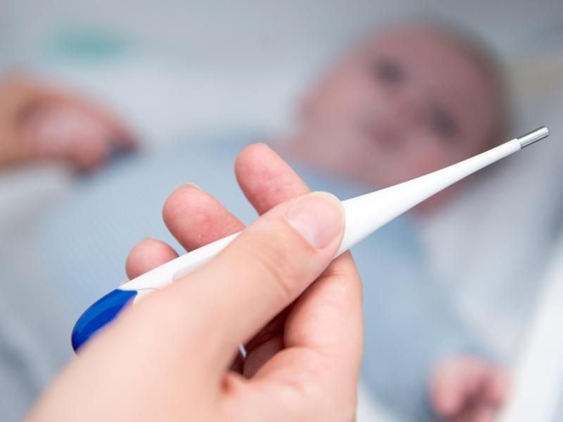 Regelmäßiges Messen hilft Eltern, ein gutes Gefühl für die Körpertemperatur ihres Babys zu bekommen. Foto: Andrea Warnecke/dpa-tmn