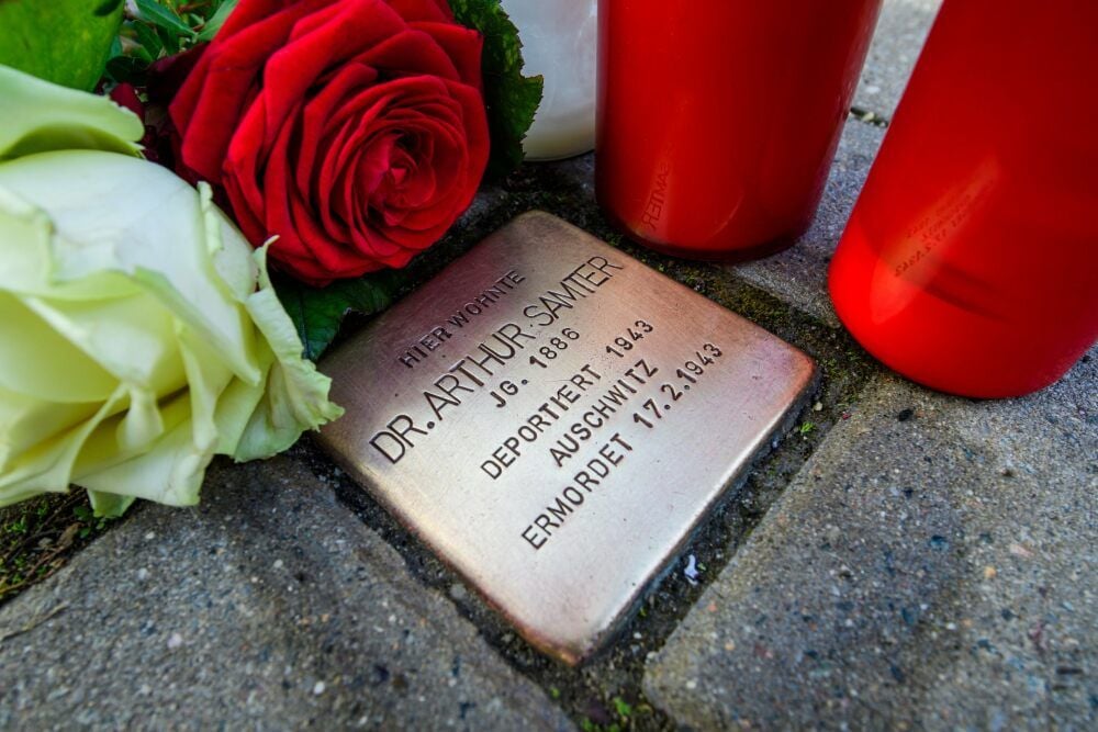 Rosen und Kerzen wurden durch die Schüler, unterstützt vom Naumburger Bürgerverein, an allen Stolpersteinen hingelegt und aufgestellt.