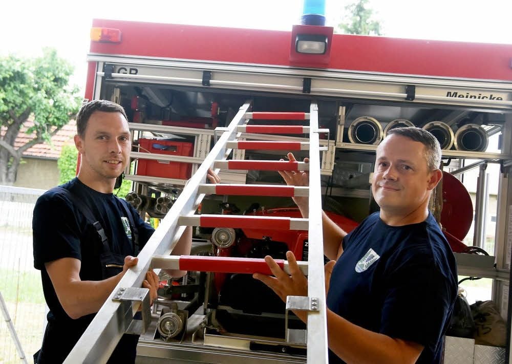 Die Mitglieder der Feuerwehr Heuckewalde Sebastian Böttcher (links) und Manuel Schaller prüfen die Technik.