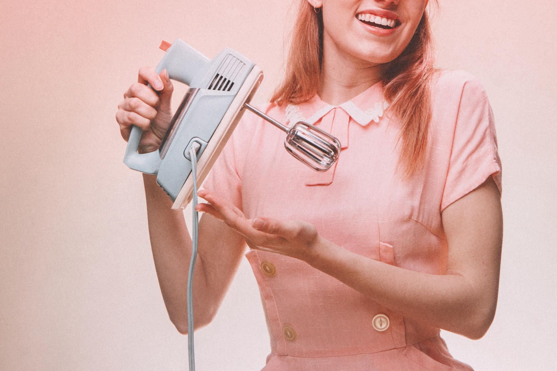 Eine junge Frau im Kleidungsstil der 1950er-Jahre (Symbolbild).