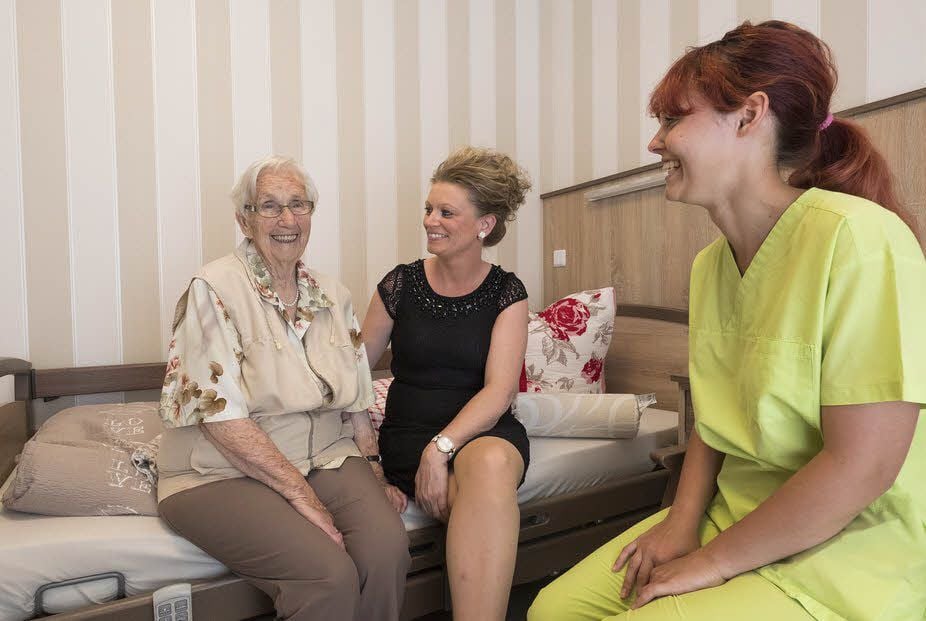 Aus dem Haus Waldblick war Besucherin Barbara Steinmetz zur Eröffnung gekommen und besichtigte gemeinsam mit Pflegeleiterin Susen Dietrich und Ergotherapeutin Alina Seidel einen der neuen Räume.