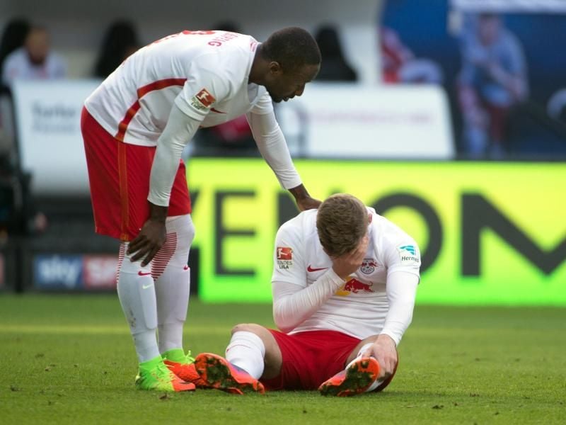 Die Leipziger Naby Keita (l) und Timo Werner konnten die Niederlage gegen Wolfsburg nicht verhindern. Foto: Sebastian Kahnert