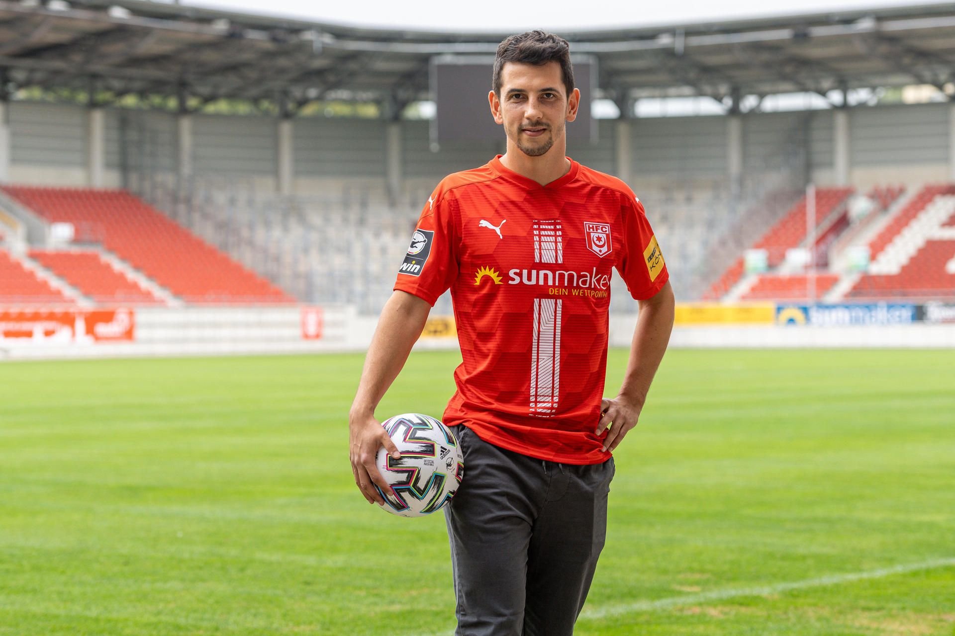 Julian Derstroff spielte zuletzt für Zweitligist Regensburg.