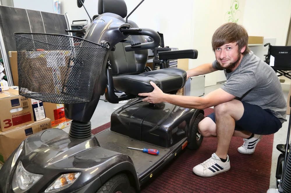 Skmed-Mitarbeiter Chris Hesse überprüft vor dem Verkauf einen Elektroscooter.