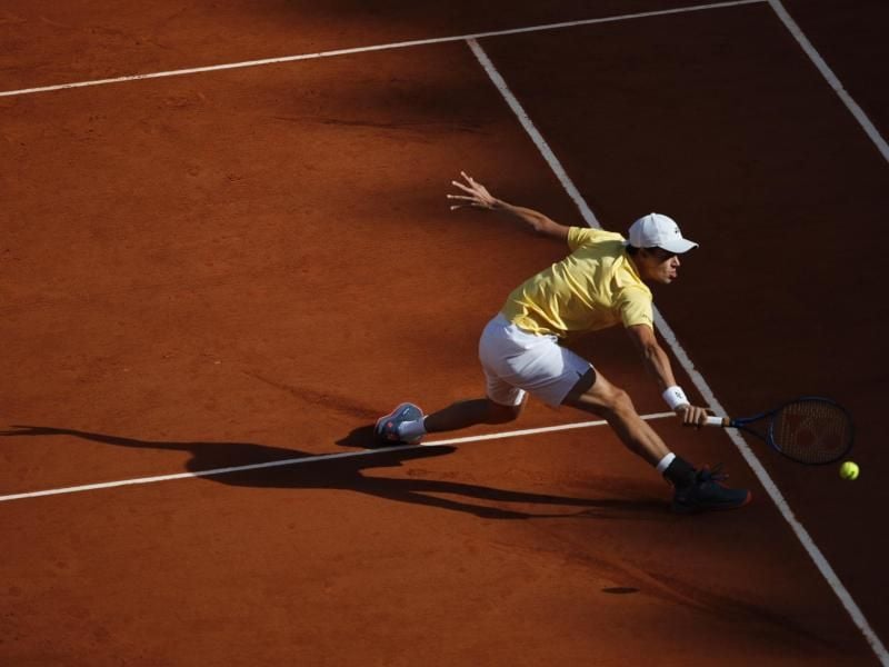 Soll eine Wildcard für das Tennis-Turnier in Köln ab dem 11. Oktober bekommen: Daniel Altmaier in Aktion. Foto: Christophe Ena/AP/dpa