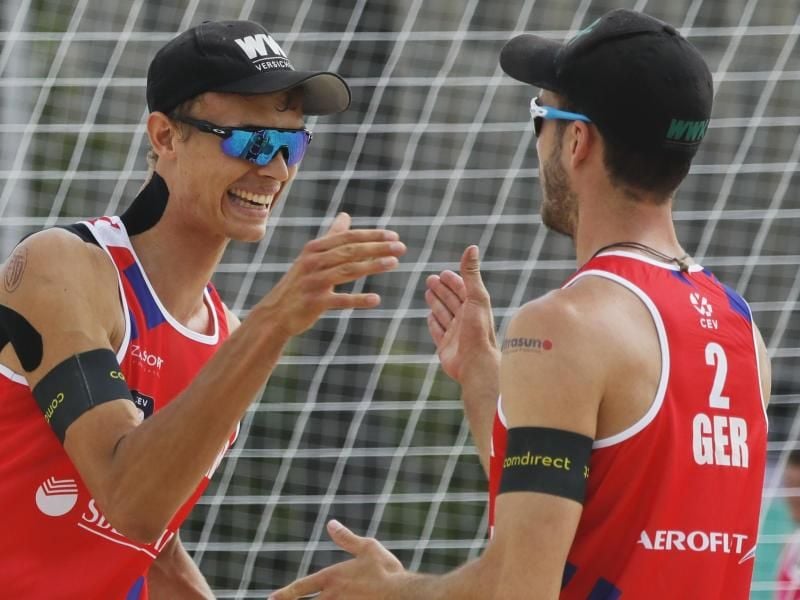 Julius Thole (l) und Clemens Wickler zogen ins Achtelfinale ein. Foto: Pavel Golovkin/AP