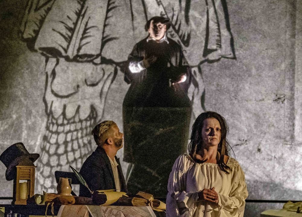Georg von Hirschfeld und der Geist von Helena, Stifterin der Klosterkirche, sinnieren mit Dr. Faust über Geschichte.